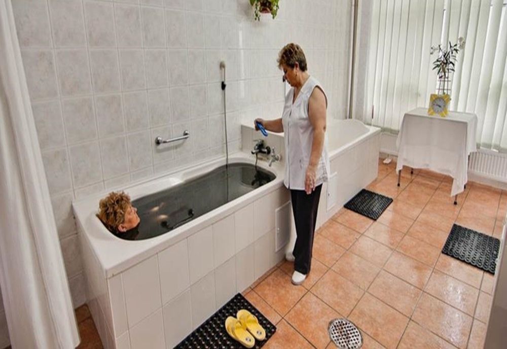 Veşti bune pentru pensionari: se reia acordarea biletelor de tratament balnear