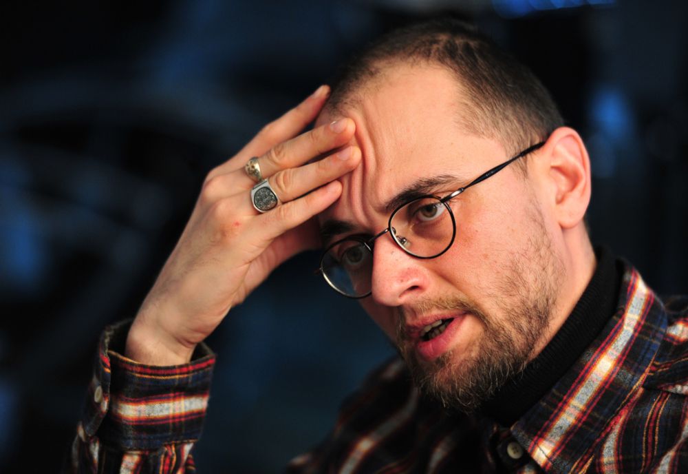 Când politicienii jură strâmb pe Biblie, poporul se năruie sub blestem