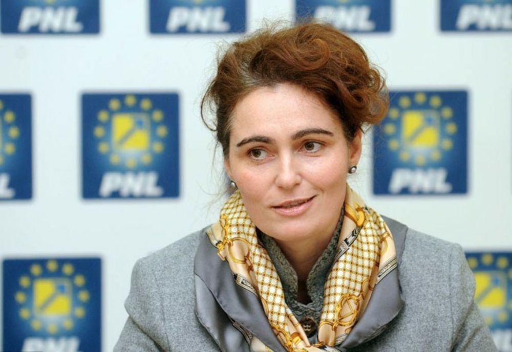 Senatorul Iulia Scântei: "Răspunsul Comisiei de la Veneţia confirmă că demersul meu ca preşedinte al Comisiei Juridice şi al colegilor mei senatori PNL a fost corect”