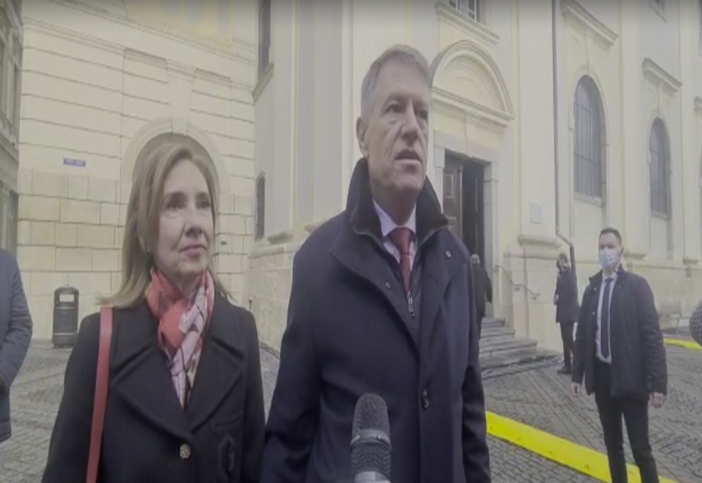 Klaus Iohannis şi soţia sa, la biserică în ziua de Crăciun: Vă doresc tuturor Crăciun fericit, linişte şi pace în familie