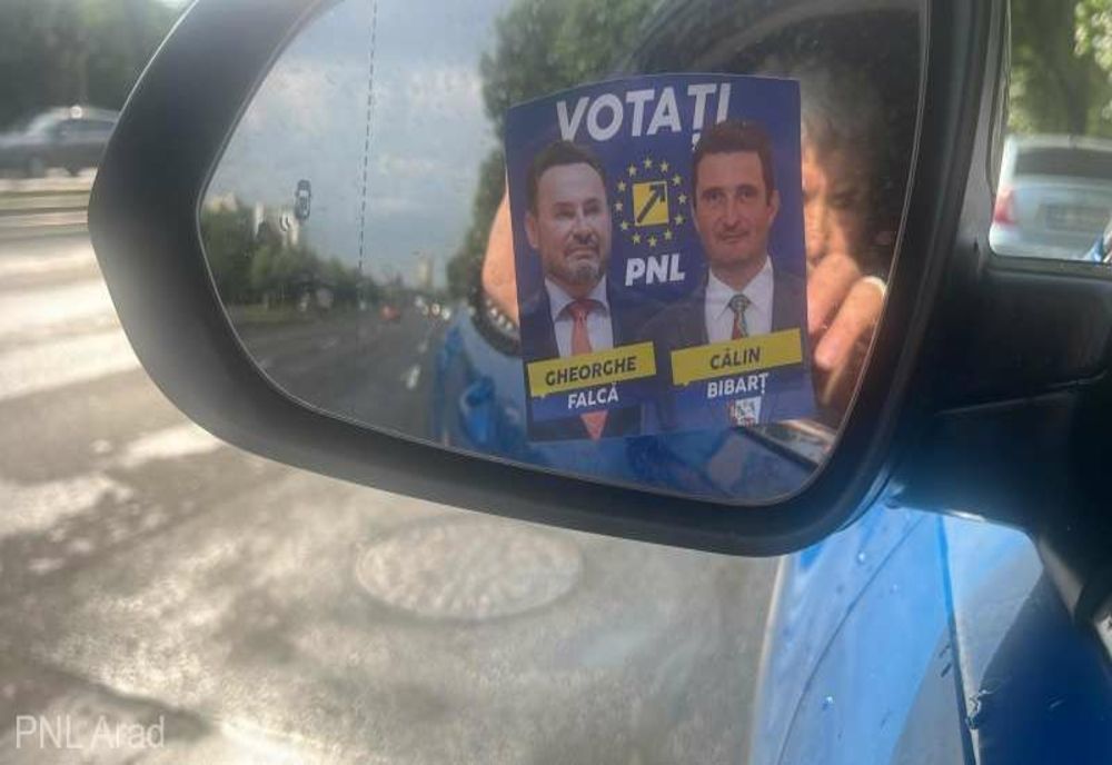 Arad: Sesizare la Poliţie după ce autocolante electorale au fost lipite pe retrovizoarele unor maşini