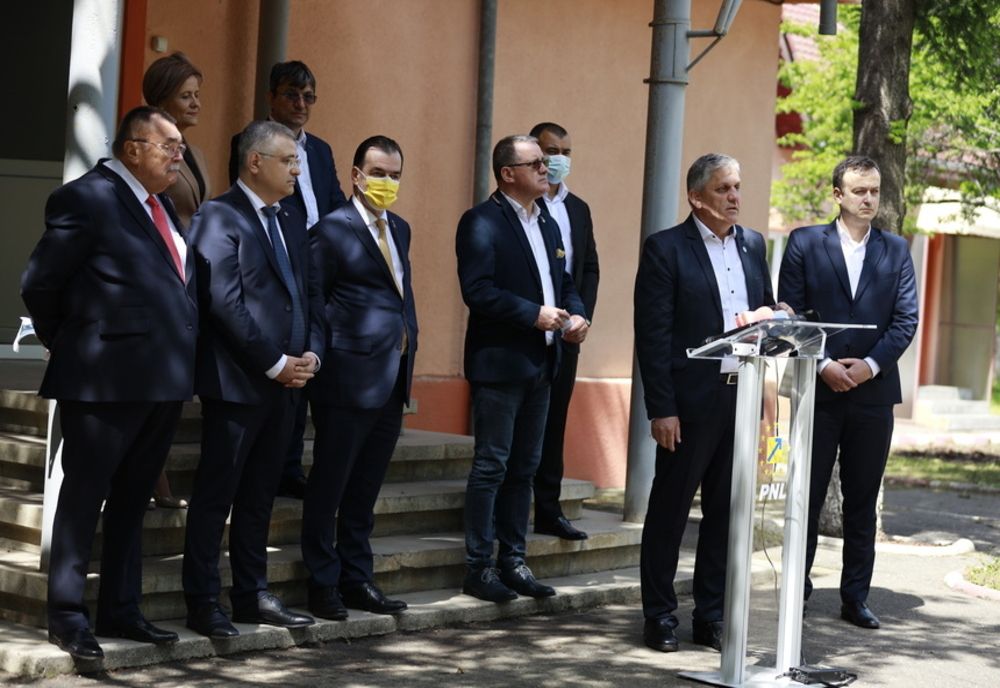 Ludovic Orban şi Adrian Oros au participat la operaţionalizarea Băncii de Gene de la Buzău