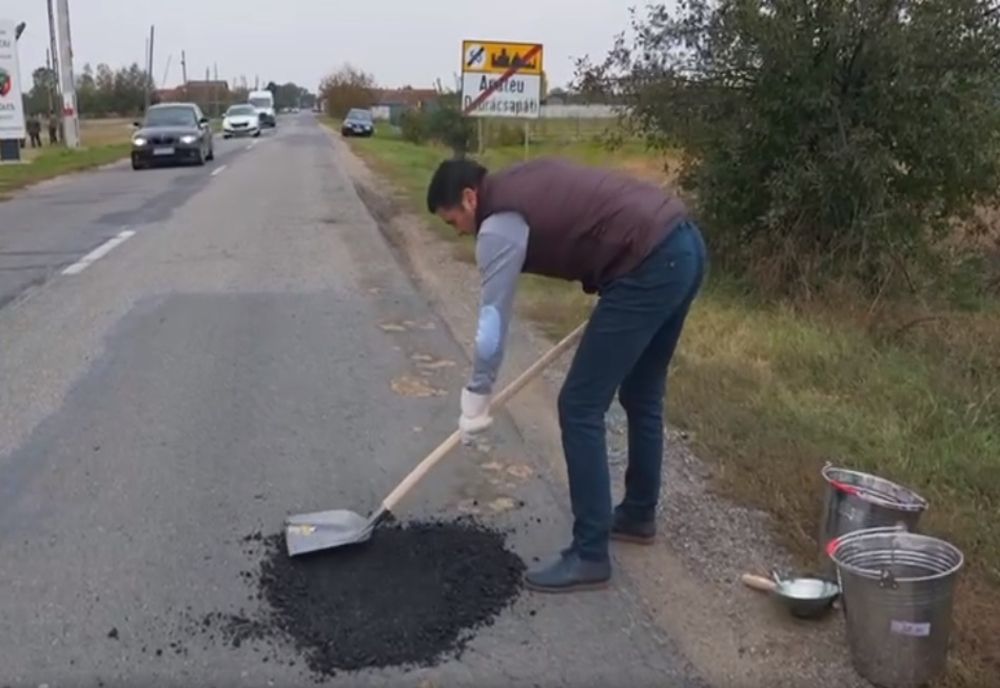 Scos din sărite de gropile din asfalt, un lider PNL a pus mâna pe lopată