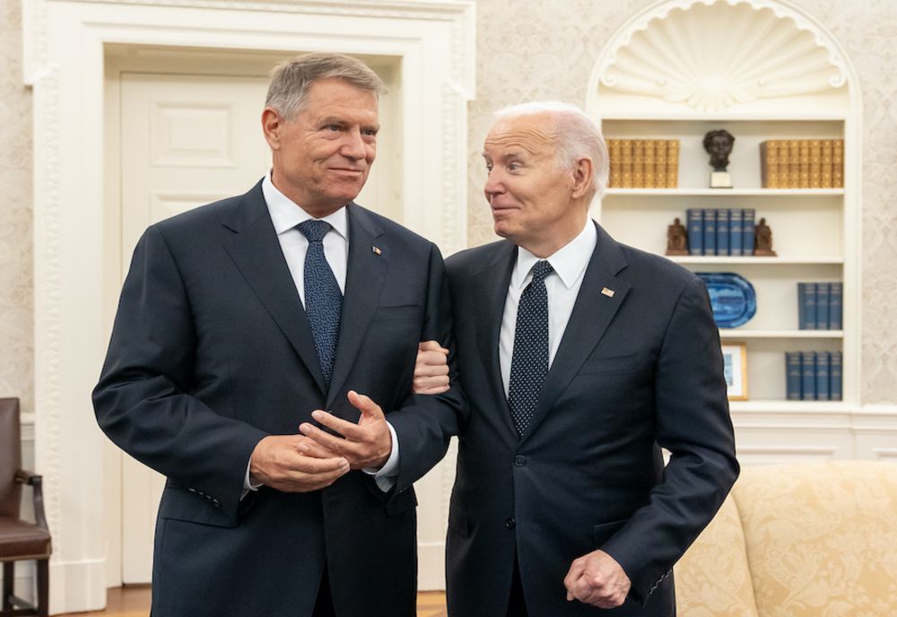 PREȘEDINTELE KLAUS IOHANNIS L-A DECORAT PE ALEJANDRO MAYORKAS, OFICIALUL AMERICAN CARE A SUSȚINUT RIDICAREA VIZELOR PENTRU ROMÂNI