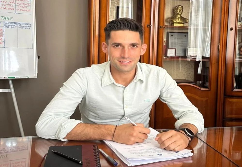 ȘIMLEU SILVANIEI: PRIMARUL CRISTIAN LAZĂR SEMNEAZĂ UN CONTRACT DE FINANȚARE EUROPEANĂ PENTRU AMENAJAREA SPAȚIILOR VERZI ÎN ORAȘ