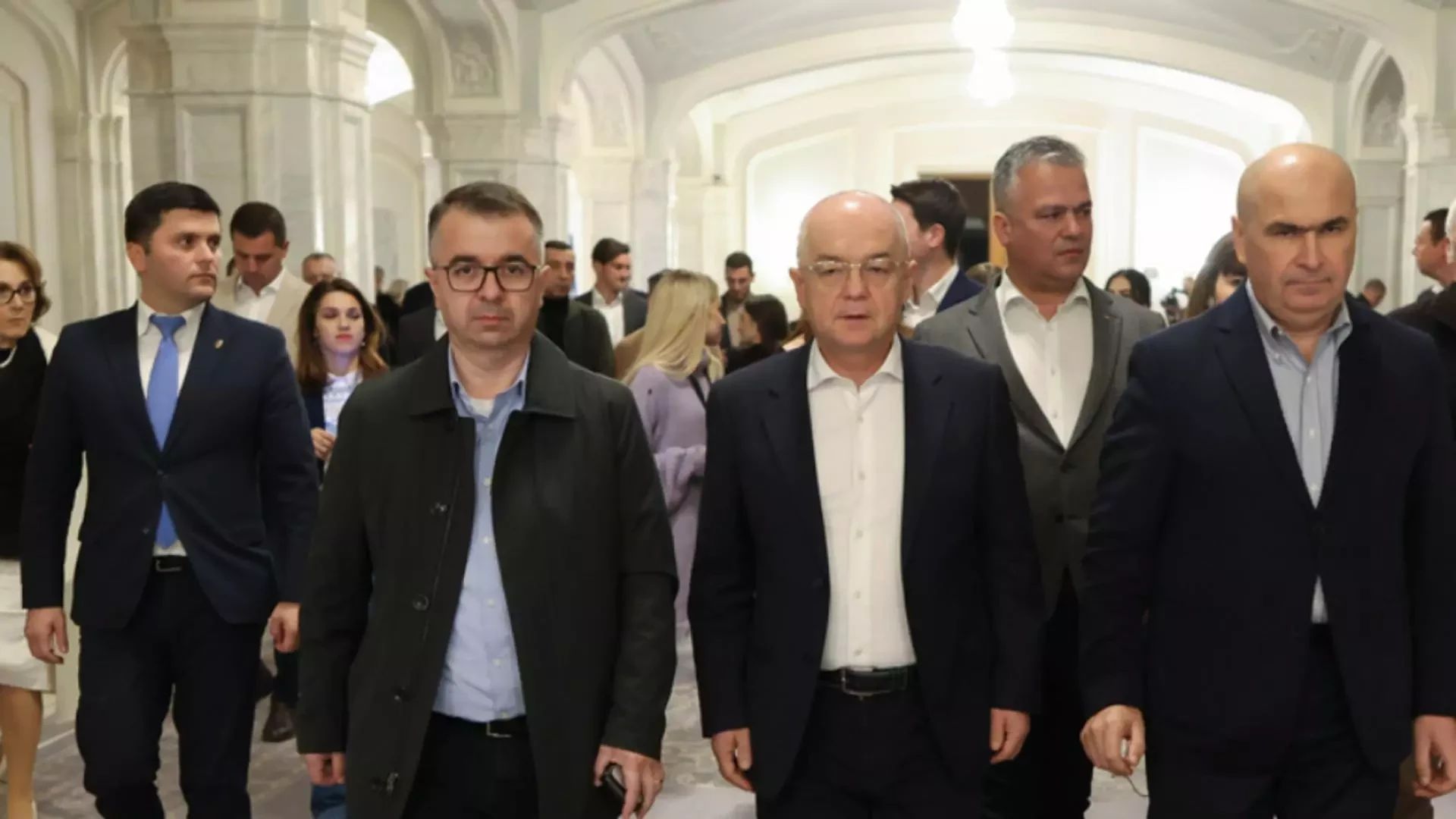 Liderii PNL au decis să susțină Guvernul Bolojan și avertizează PSD că, dacă mai „generează tensiuni”, nu mai poate rămâne în aceeași coaliție